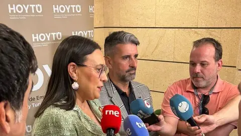 La directora general de Competitividad y Calidad Tur&iacute;sticas y el presidente de 'HoyT&uacute;' explicaron el objetivo de la subvenci&oacute;n. (CARM)
