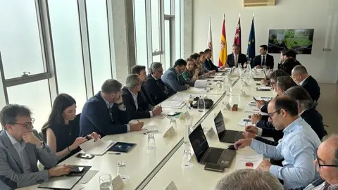 El consejero de Medio Ambiente, Juan Mar&iacute;a V&aacute;zquez, junto con el alcalde de Blanca, &Aacute;ngel Pablo Cano, durante la reuni&oacute;n del grupo de trabajo &lsquo;M&aacute;s Sostenible&rsquo;, para elaborar el Plan Industrial de la Regi&oacute;n. (CARM)