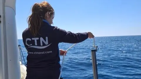 Equipo de CTN desplegando hidr&oacute;fonos en el mar. (CTN)