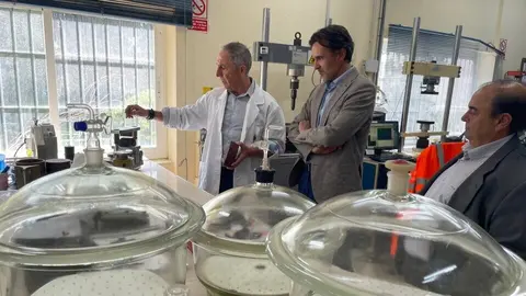 El consejero de Fomento e Infraestructuras, Jorge Garc&iacute;a Montoro, durante su visita al Laboratorio de Carreteras de la Comunidad Aut&oacute;noma. (CARM)