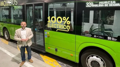 El director general de Movilidad y Transportes, Jos&eacute; Antonio Verd&uacute;, junto a uno de los nuevos autobuses interurbanos de Movibus 100% el&eacute;ctricos. (CARM)
