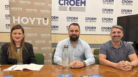 En el centro, Jorge Doborjginidze, nuevo presidente de la asociaci&oacute;n regional de bares especiales. (HoyT&uacute;)