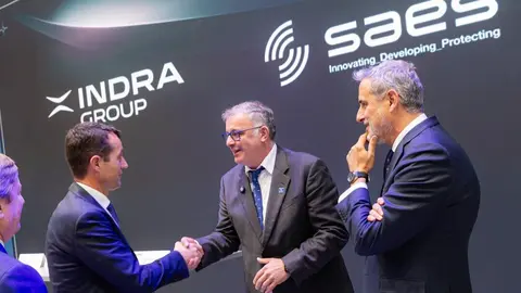 El presidente de SAES, Jos&eacute; Javier M&aacute;rmol, firma un acuerdo con el&nbsp;presidente de Indra, &Aacute;ngel Escribano, en el marco de Feindef 2025. (SAES)
