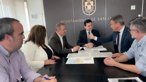 Reuni&oacute;n del consejero de Presidencia, Marcos Ortu&ntilde;o, con el alcalde de San Javier, Jos&eacute; Miguel Luengo, el director general de Administraci&oacute;n Local, Francisco Abril, la concejala de Infraestructuras,&nbsp;Mar&iacute;a Dolores Ruiz Jim&eacute;nez, y t&eacute;cnicos municipales. (CARM)