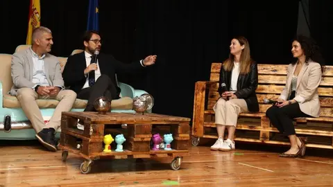 El concejal de Empleo y Formaci&oacute;n del consistorio cartagenero, &Aacute;lvaro Vald&eacute;s, interviene en el III Foro de Empleo Don Bosco, en el colegio Salesianos. (Ayuntamiento de Cartagena)