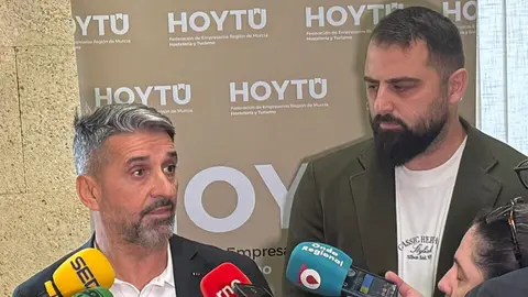 Jes&uacute;s Jim&eacute;nez, presidente de HoyT&uacute;, y Jorge Doborjginidze, presidente de la asociaci&oacute;n de bares especiales de la Regi&oacute;n. (HoyT&uacute;)