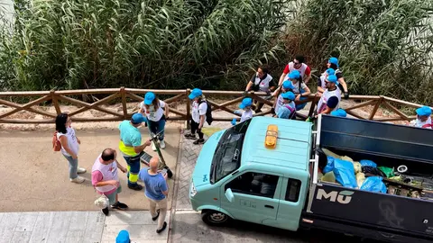 Voluntarios durante el Reto R&iacute;o Limpio, una de las iniciativas impulsadas en Murcia para celebrar el D&iacute;a Mundial del Reciclaje y concienciar sobre el impacto de los residuos en el entorno natural.- (Prezero)