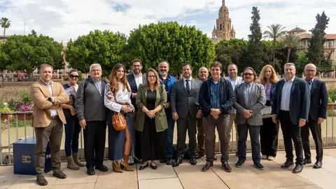 Imagen de familia durante la jornada sobre el apoyo a entidades culturales y sociales de Frecom y Manuel J&oacute;dar Asesores. (Frecom)