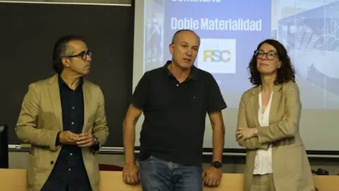 De izquierda a derecha: Francisco J. Bastida, Longinos Marín y Noelia Martínez, en este seminario sobre doble materialidad. (UMU)