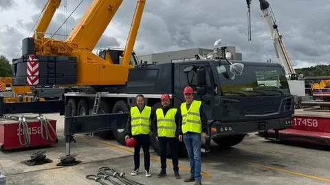 Imagen del equipo de La Hita junto a la nueva adquisici&oacute;n. (Portavoz)