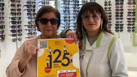Una de las ganadoras en la &Oacute;ptica Antonella de Ceheg&iacute;n. (C&aacute;mara de Murcia)