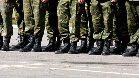 Militares desfilando. (Freepik)