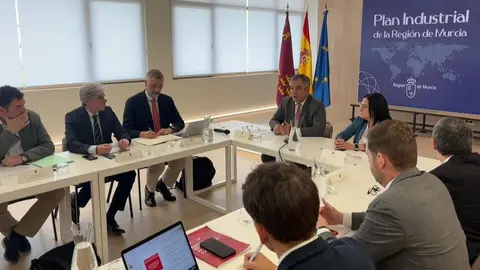 El consejero Juan Mar&iacute;a V&aacute;zquez, junto con la alcaldesa de Yecla, Remedios Lajara, durante la reuni&oacute;n del grupo de trabajo &lsquo;M&aacute;s Internacional&rsquo; para elaborar el Plan Industrial de la Regi&oacute;n de Murcia. (CARM)