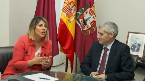 Noelia Arroyo con el CEO de Veolia, Daniel Tugues. (Ayuntamiento de Cartagena)