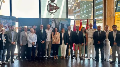 Foto de familia de los asistentes a la presentaci&oacute;n en el Club de Regatas de Cartagena de la escala en la ciudad de la Ocean Race Europe 2025. (CARM)