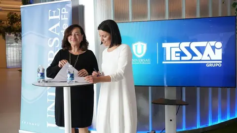 Imagen durante la firma del acuerdo. (Universae)