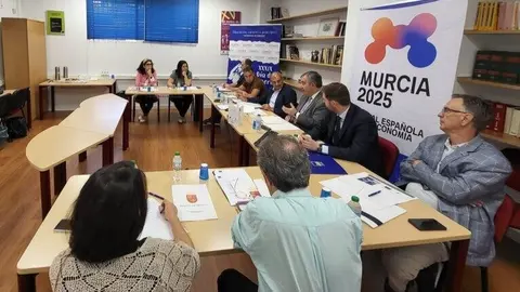Un momento de la reuni&oacute;n entre el consejero de Medio Ambiente, Juan Mar&iacute;a V&aacute;zquez, y el presidente de Ucomur, Juan Antonio Pedre&ntilde;o, para abordar el desarrollo del Plan Industrial. (CARM)