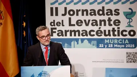 El director Jur&iacute;dico de Hefame, Juli&aacute;n P&eacute;rez-Templado, durante su intervenci&oacute;n en las II Jornadas del Levante Farmac&eacute;utico en Murcia. (Hefame)