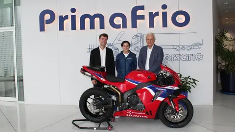 La piloto Ana Carrasco junto al director general de Deportes de la Comunidad, Fran S&aacute;nchez, y al presidente de Primafrio, Jos&eacute; Esteban Conesa. (Primafrio)