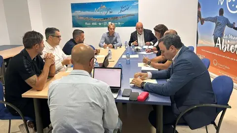 Gonzalo L&oacute;pez Pretel, concejal de Litoral del consistorio cartagenero, reunido con empresarios de La Manga. (Ayuntamiento de Cartagena)
