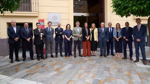 Imagen de familia an la Jornada-Di&aacute;logo organizada por el Colegio de Economistas con la presidenta de la Asociaci&oacute;n Espa&ntilde;ola de la Banca (AEB), Alejandra Kindel&aacute;n, como protagonista. (Fidedigno)