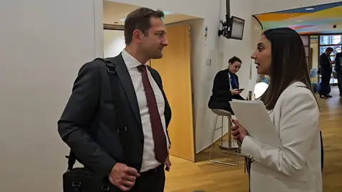 La consejera Sara Rubira con el comisario de Agricultura y Desarrollo Rural, Christophe Hansen, en Bruselas. (CARM)