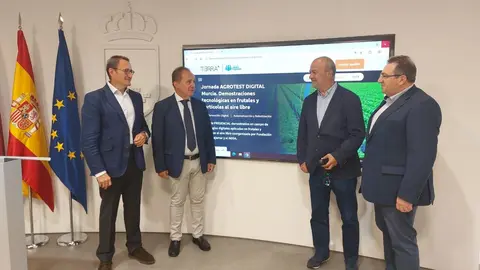 El director del Imida, Andr&eacute;s Mart&iacute;nez, junto al secretario general de la consejer&iacute;a de Agricultura, Francisco Gonz&aacute;lez, y representantes de Cajamar, durante la presentaci&oacute;n de la jornada. (CARM)