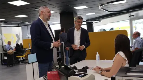 El consejero de Hacienda, Luis Alberto Mar&iacute;n, visita la oficina de la ATRM acompa&ntilde;ado del alcalde de Santomera, V&iacute;ctor Mart&iacute;nez. (CARM)