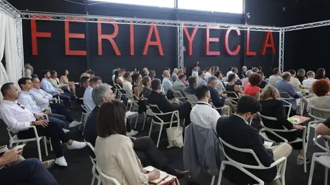 Imagen de algunos asistentes durante el transcurso de la feria. (FMY)