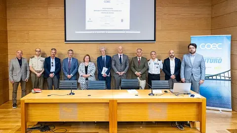 Imagen de familia durante la mesa redonda 'Ideas para la Contribuci&oacute;n al Desarrollo de la Industria de Defensa' organizada en Cartagena por COEC y el Info. (COEC)