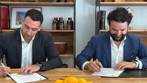 Imagen durante la firma del acuerdo. (Cante de las Minas)