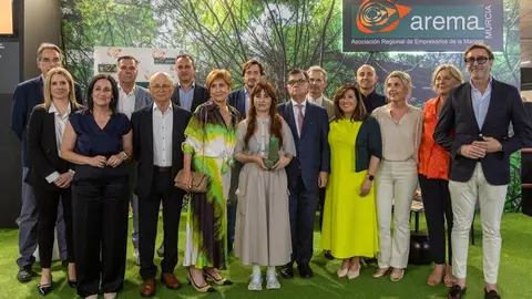 Foto de familia tras recoger el premio. (Arema)
