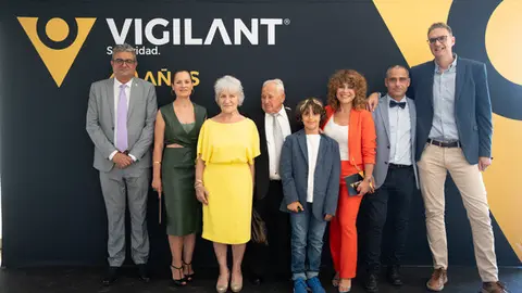 Imagen de familia durante la celebraci&oacute;n del 40 aniversario de Grupo Vigilant. (100x100 Comunicaci&oacute;n)