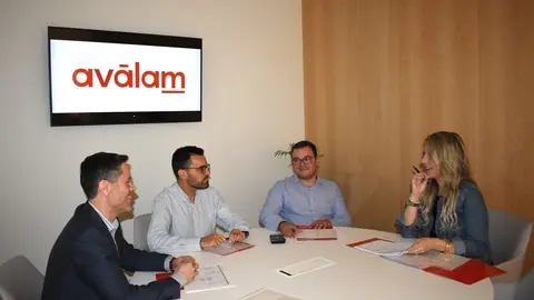 Miembros de la plantilla de Av&aacute;lam, en las instalaciones de la SGR