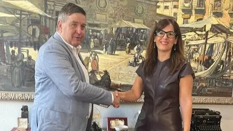Imagen de la reuni&oacute;n entre la vicerrectora de Formaci&oacute;n Continua de la Universidad de Murcia (UMU), Ana Vanesa Valero, y el secretario general de la C&aacute;mara de Comercio de Murcia, Jos&eacute; Daniel Mart&iacute;n. (Fidedigno)
