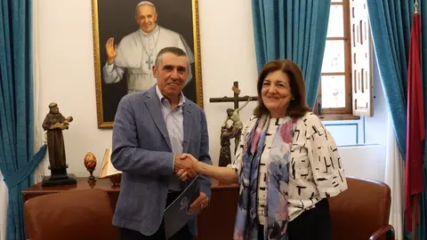 Mar&iacute;a Dolores Garc&iacute;a, presidenta de la UCAM, y Adolfo Garc&iacute;a Albaladejo, presidente de Fundaci&oacute;n Ingenio, firman el acuerdo para la creaci&oacute;n de la c&aacute;tedra. (UCAM)