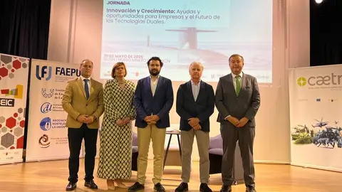 Imagen de familia de la jornada sobre Tecnolog&iacute;as Duales en La Uni&oacute;n. (Ayuntamiento de La Uni&oacute;n)