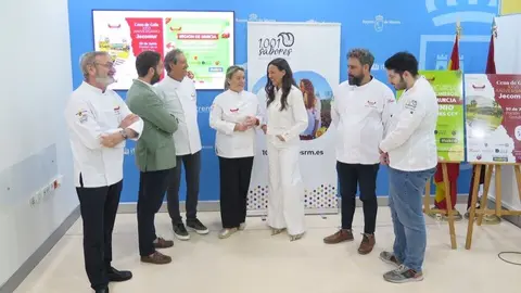 La consejera Carmen Conesa, con los representantes de Jecomur durante el acto de presentaci&oacute;n del Concurso de J&oacute;venes Cocineros. (CARM)