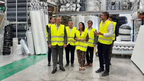 Un momento del encuentro entre el consejero de Medio Ambiente, Juan Mar&iacute;a V&aacute;zquez, y el presidente de Arema, Jos&eacute; Antonio Ortega, en Colchones Gomarco para abordar el desarrollo del Plan Industrial. (CARM)