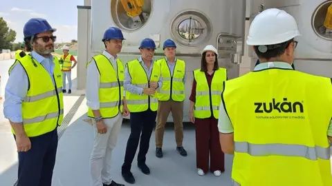 La consejera Sara Rubira durante la visita a las futuras instalaciones de la empresa Zuk&aacute;n. (CARM)