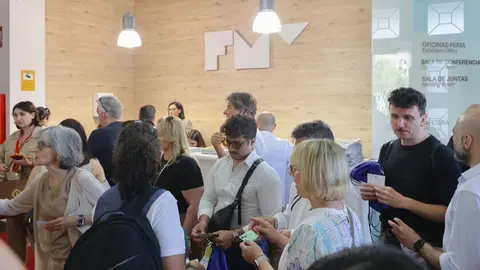 Imagen de algunos asistentes a la feria. (FMY)
