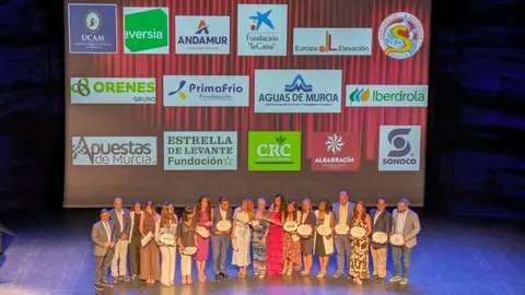 Imagen de familia en la entrega de reconocimientos del Banco de Alimentos del Segura. (Banco de Alimentos del Segura)