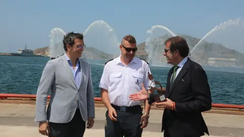 El presidente de la APC, Pedro Pablo Hern&aacute;ndez, entregando un obsequio. (APC)