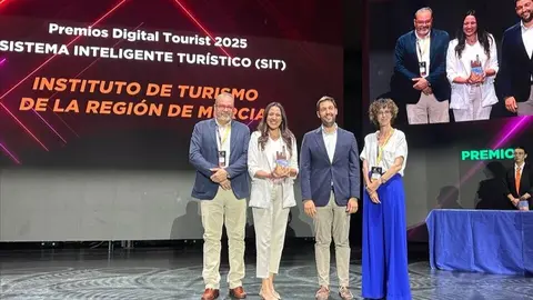 La consejera de Turismo, Cultura, Juventud y Deportes, Carmen Conesa, recogi&oacute; hoy en Benidorm el premio Digital Tourist 2025, en la categor&iacute;a de Sistema Inteligente Tur&iacute;stico. (CARM)