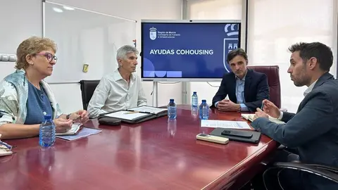El consejero de Fomento e Infraestructuras, Jorge Garc&iacute;a Montoro, se re&uacute;ne con miembros de la Asociaci&oacute;n Murcia Cohousing para hablar de la nueva convocatoria de ayudas a este tipo de viviendas colaborativas. (CARM)