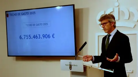 Imagen de archivo del consejero de Econom&iacute;a, Luis Alberto Mar&iacute;n, presentando el techo de gasto de 2025. (CARM)