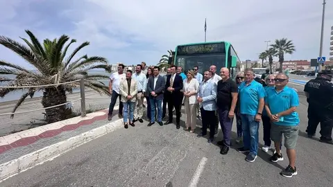 El consejero de Fomento e Infraestructuras, Jorge Garc&iacute;a Montoro, junto a la alcaldesa de Cartagena, Noelia Arroyo, y el alcalde de San Javier, Jos&eacute; Miguel Luengo, en la presentaci&oacute;n del refuerzo en el servicio de autobuses de La Manga para este verano. (CARM)