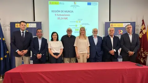 Foto de familia tras la firma de los convenios. (Gob)