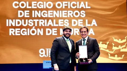 Fernando L&oacute;pez Miras, Presidente de la Comunidad Aut&oacute;noma de la Regi&oacute;n de Murcia, entrega la distinci&oacute;n al Decano del Colegio de Ingenieros Industriales, Marcos Mateos (Coiirm)