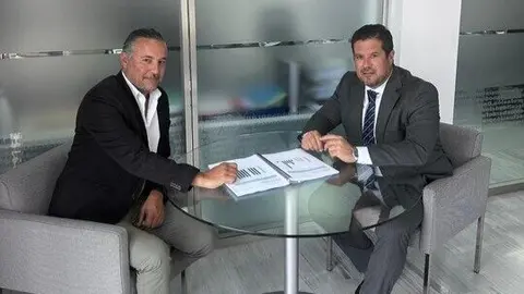 Reuni&oacute;n entre Pedro Motas, responsable del proyecto Carril Solar, y el presidente de Ceclor, Juan J&oacute;dar. (ACE Comunicaci&oacute;n)